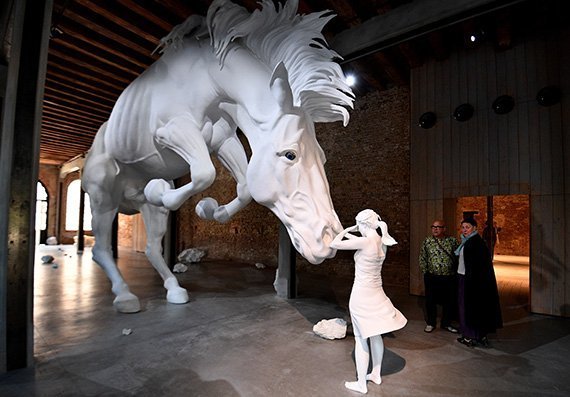 La escultora argentina Claudia Fontes en la Bienal de Venecia
